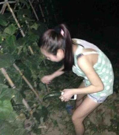 大晚上的，抓到一个偷瓜的妹子人物gif搞笑图片