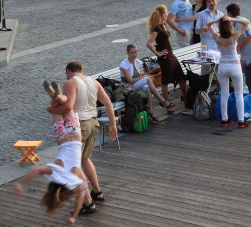 败家娘们人物gif搞笑图片