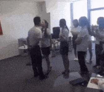 公司最近招人，每天都会进行员工互动有没有来的人物gif搞笑图片