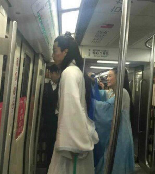 地铁上时常出现的奇葩画风人物gif搞笑图片