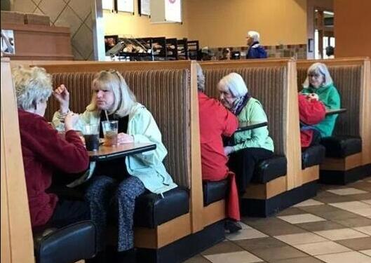 这是三姐妹出来见朋友吗人物gif搞笑图片