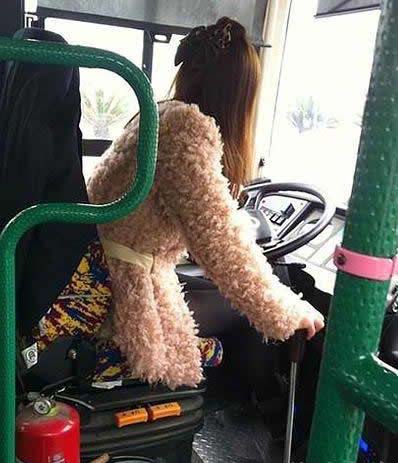 霸气女公交驾驶员人物gif搞笑图片