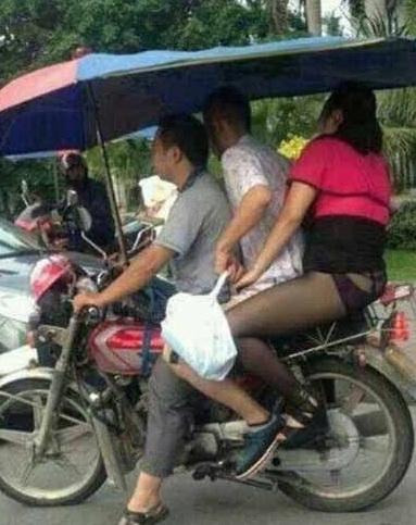 大妈，穿这样的裤子不合适人物gif搞笑图片