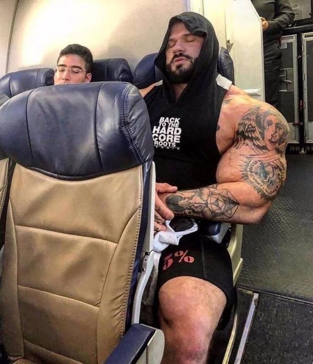 一路心惊胆战人物gif搞笑图片