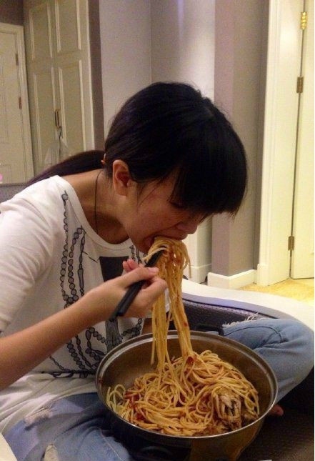 媳妇儿，再这么吃，我养不起你了人物gif搞笑图片