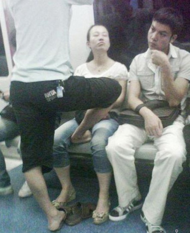 这位大姐太淡定了~人物gif搞笑图片