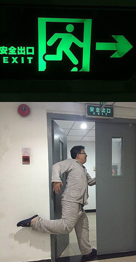 发生危险时，请根据指示标识正确逃生人物gif搞笑图片