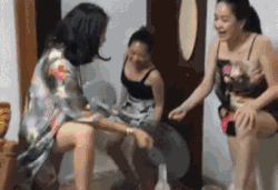 拿风扇那个是啥意思？人物gif搞笑图片