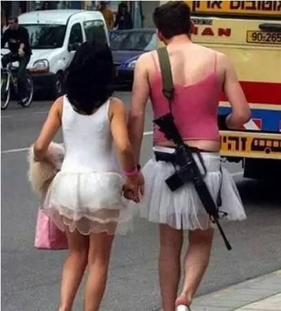 这位大哥穿着裙子到处乱跑，要不是拿着枪，早就被打了吧人物gif搞笑图片