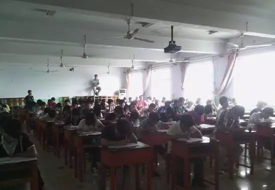 这样的监考老师，你遇见过吗？是否还怀念曾经考场上那份忐忑？人物gif搞笑图片