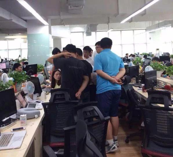 幸福女员工人物gif搞笑图片