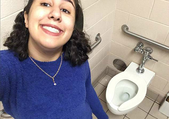 爱自拍的女孩，哪里都是她的舞台人物gif搞笑图片