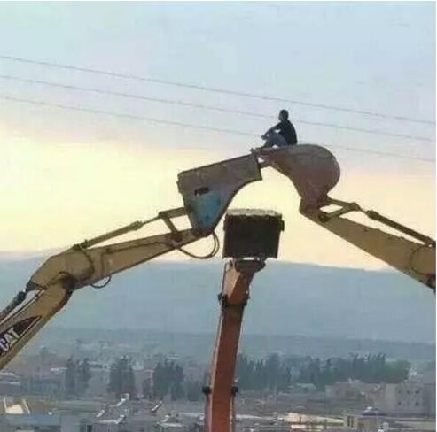 看日出不一定非要爬到山上去人物gif搞笑图片