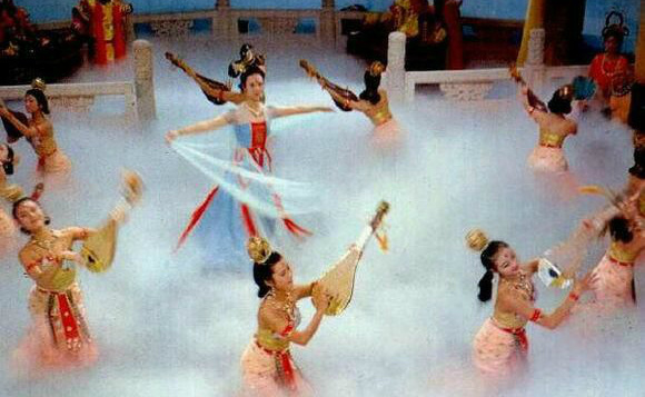 雾霾中跳舞大妈眼中的自己人物gif搞笑图片