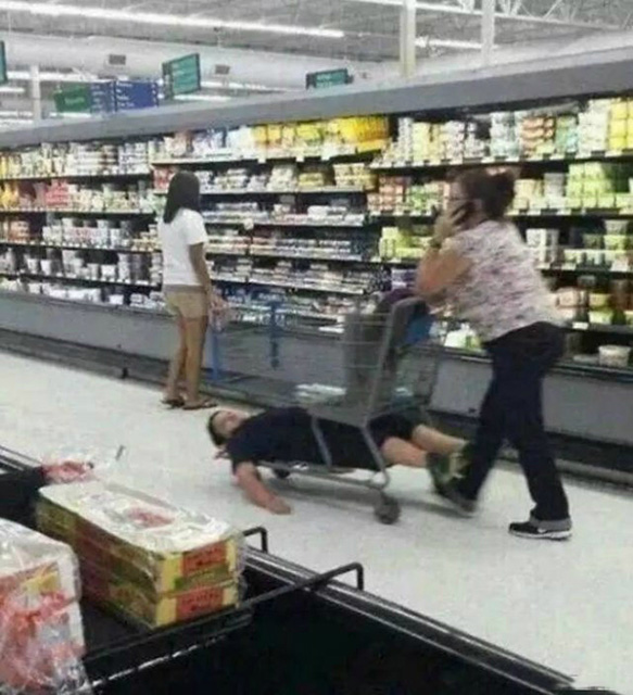 谁说孩子大了就不能坐推车人物gif搞笑图片