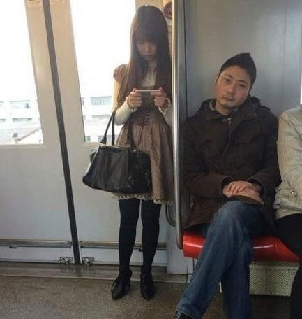 妹子很萌很软，但我的视线完全被右边的大叔吸引人物gif搞笑图片