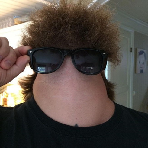 骚年，你的头到底在哪里？人物gif搞笑图片