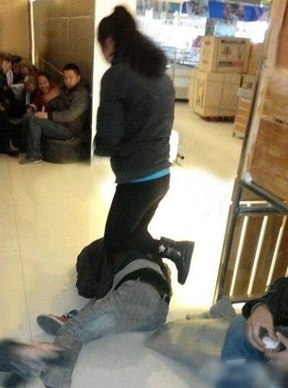 媳妇给我跪下了人物gif搞笑图片