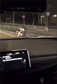 终于捡到一个人物gif搞笑图片