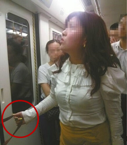 人跑上来了包没上来！师傅，开下门人物gif搞笑图片