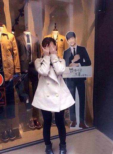 太激动了，终于和男神合影了人物gif搞笑图片