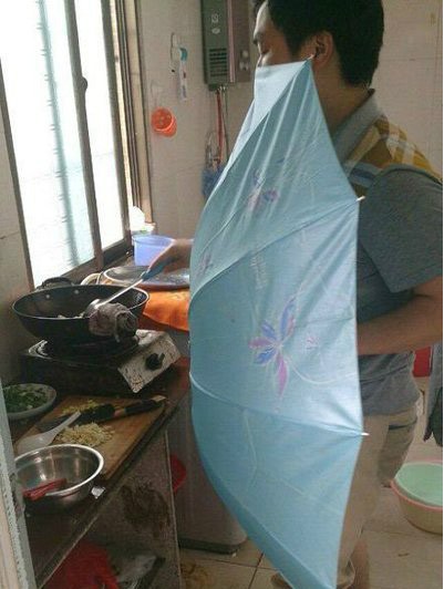 下厨经常被油溅的人伤不起人物gif搞笑图片