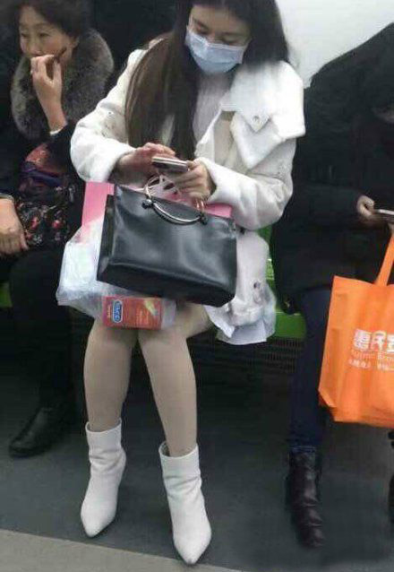 妹子一看就是专业的，出门TT自配人物gif搞笑图片