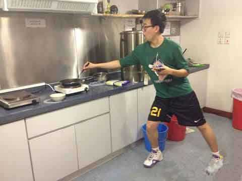 做菜怕油溅的顶起。。。人物gif搞笑图片