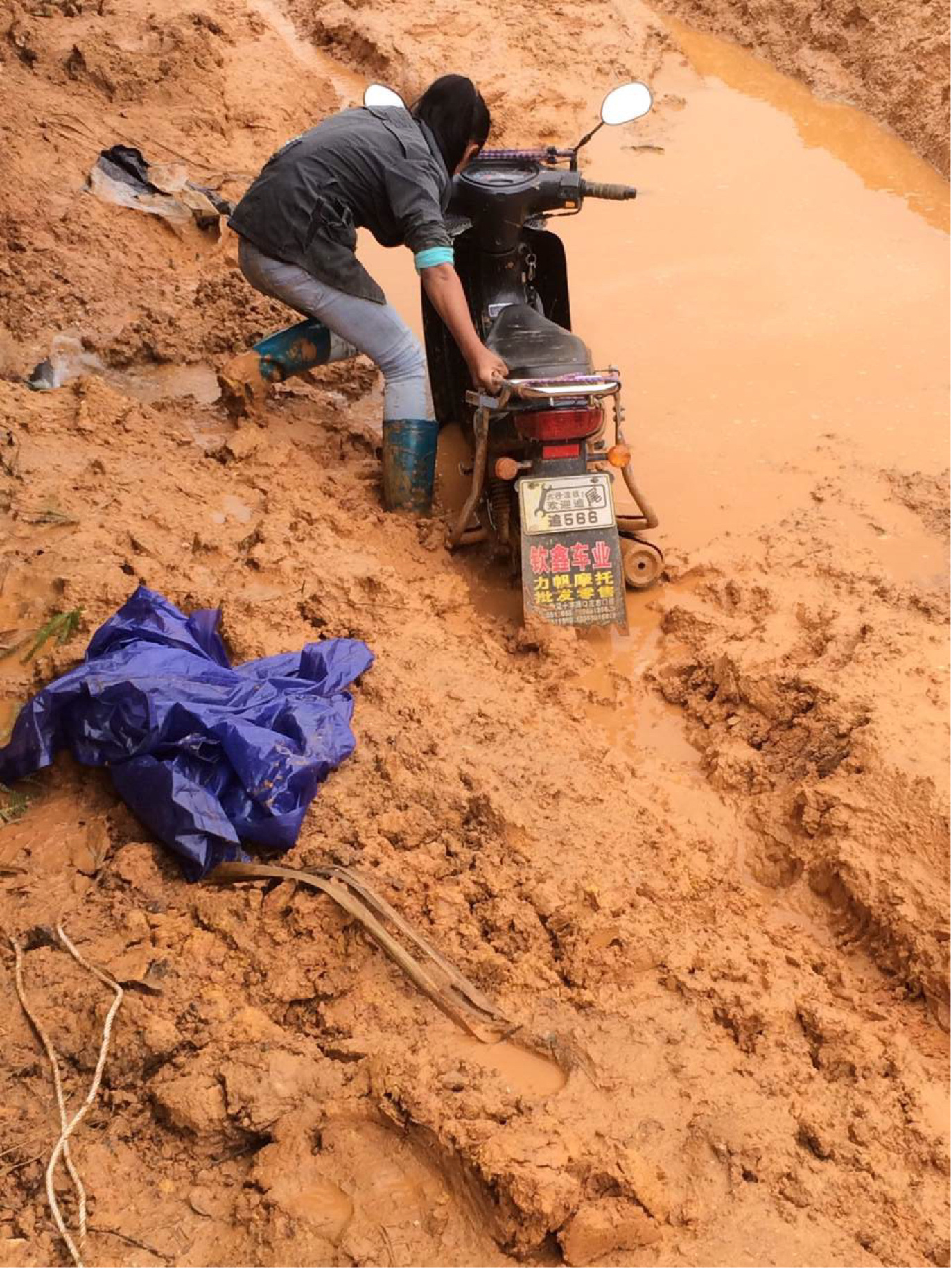 这才是真正的女汉子人物gif搞笑图片