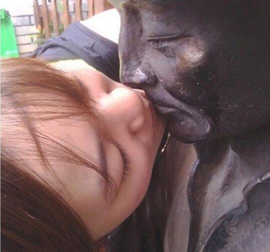 寂寞的女屌丝，啥都亲人物gif搞笑图片