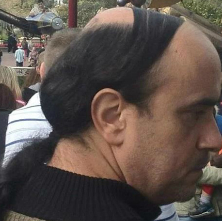 剪了个发，自觉年轻帅气不少人物gif搞笑图片