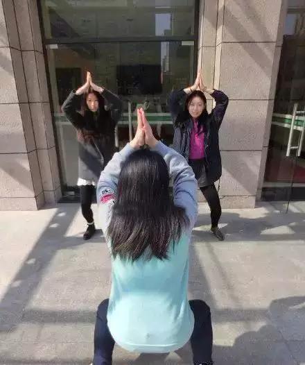 妹子，在练什么功呢？人物gif搞笑图片