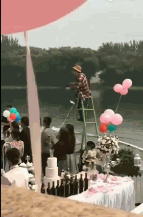 婚礼摄影小哥你还好吗？人物gif搞笑图片