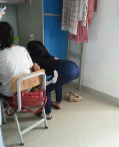 妹子你这姿势太碉堡了！！！人物gif搞笑图片