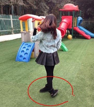 这样的站姿一般人学不会的人物gif搞笑图片