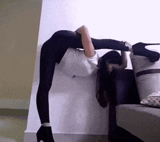 劈叉再厉害，腿短还是能看出来人物gif搞笑图片