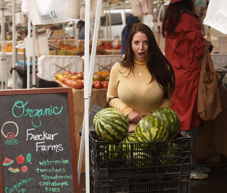 妹子，这西瓜还没你身上的凶器大啊人物gif搞笑图片