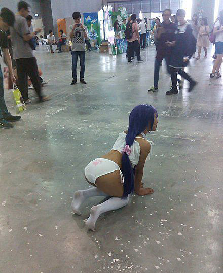 这谁的女朋友落在这里了~人物gif搞笑图片