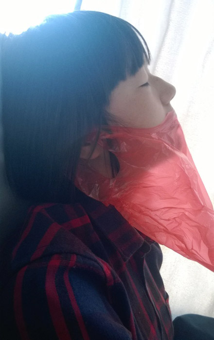 故事情节：晕车，准备吐，准备着准备着，睡着了人物gif搞笑图片