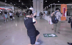 大哥，你只是个照相的，不用这么浪荡的~人物gif搞笑图片