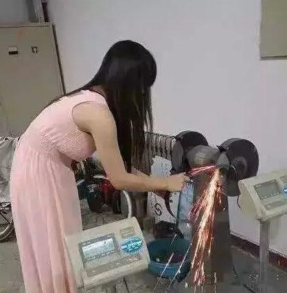 妹子，需要帮忙吗，这种粗活还是我来吧人物gif搞笑图片