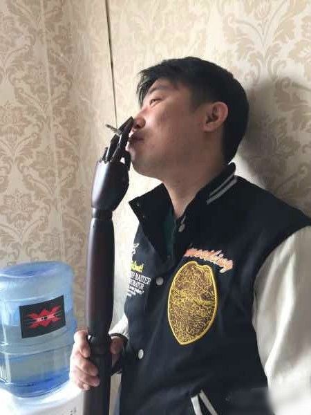 不伤手的香烟人物gif搞笑图片