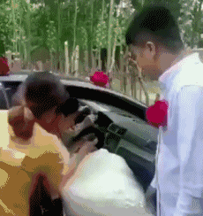 妹儿，到站了，先下车结婚吧人物gif搞笑图片