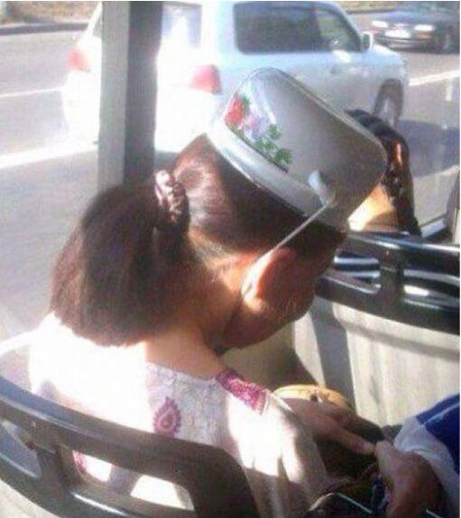 别低头，皇冠会掉人物gif搞笑图片