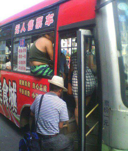 挤公交再也不怕没座了人物gif搞笑图片