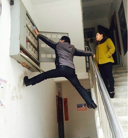 这是用绳命在充电人物gif搞笑图片