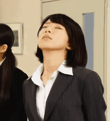 美女好享受的表情,下面的妹子到底对她做了啥?人物gif搞笑图片