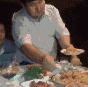 一个机智的吃货胖子人物gif搞笑图片