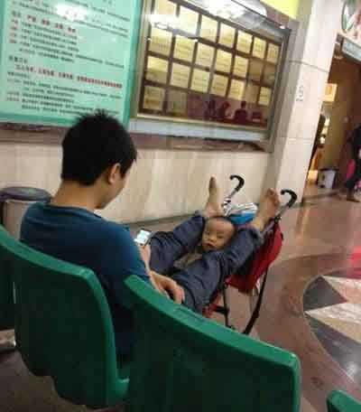 男人照看孩子自有一套。。。人物gif搞笑图片