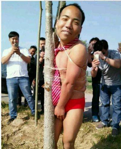 哥们你在做什么啊人物gif搞笑图片